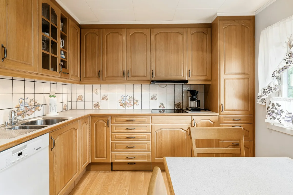 Referensi interior dengan elemen furniture kayu terintegrasi